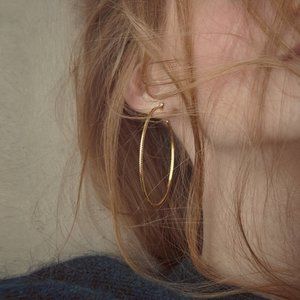 Large hoop earrings/exaggerated/niche